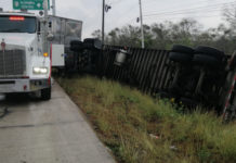 Vuelca tráiler con 16 toneladas de pañales