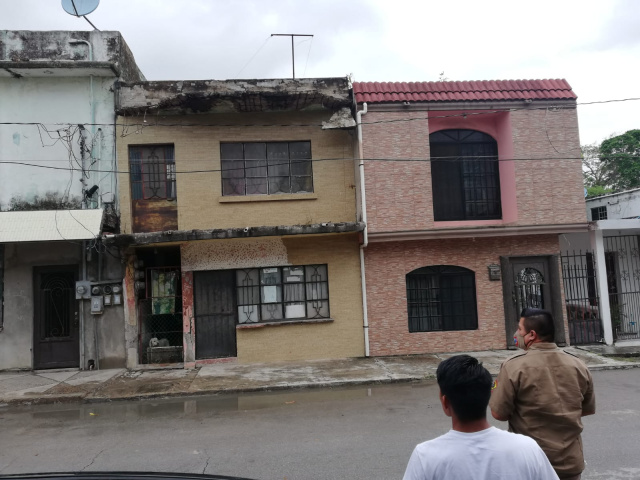 Reportan vecinos desprendimiento de una parte de marquesina en casa  abandonada | EnLí