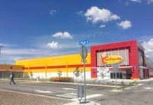 Le roban su unidad en un estacionamiento de centro comercial