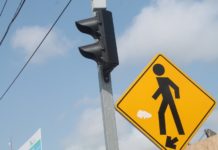 Peatones arriesgan su vida en el Boulevard Hidalgo