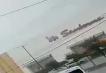 Rescatan a pasajeros de unidad de transporte semi-inundada