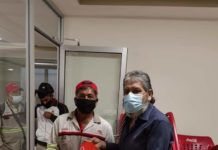Entrega líder sindical material de trabajo