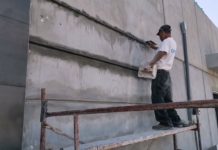 Albañiles celebran Día de la Santa Cruz trabajando