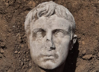 FOTOS: Hallan en Italia la cabeza de una estatua romana del emperador Augusto