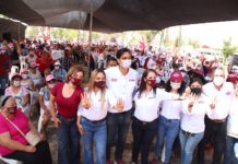 Familias del ejido Alfredo V. Bonfil con Carlos Peña