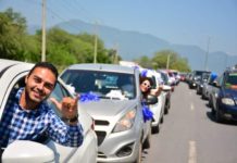 Realizan panistas caravana en apoyo a Cabeza de Vaca