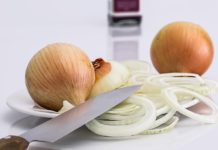 Dile adiós a llorar cuando cortas cebolla con este truco definitivo