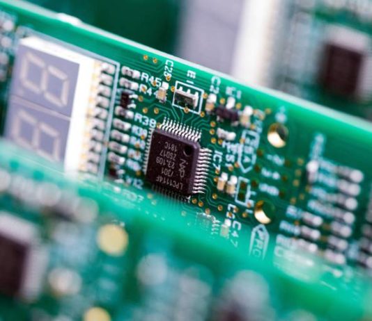Crisis global de escasez de chips durará un par de años, advierte Intel