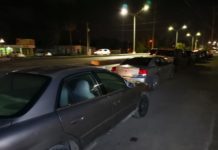 Abuelitos piden retirar vehículos solos en fila de vacuna