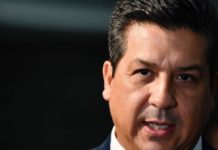 Gobernador responde a su orden de aprehensión
