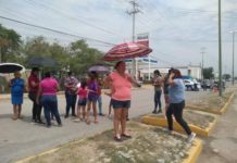 Bloquean carretera en protesta contra la CFE