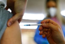 ¿Supervacunada? Mujer recibe por error 6 dosis de vacuna de Pfizer