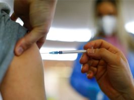 ¿Supervacunada? Mujer recibe por error 6 dosis de vacuna de Pfizer