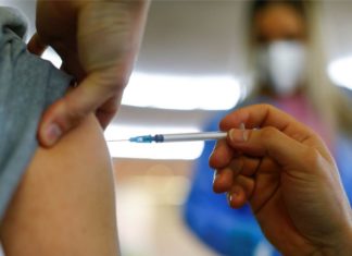 ¿Supervacunada? Mujer recibe por error 6 dosis de vacuna de Pfizer