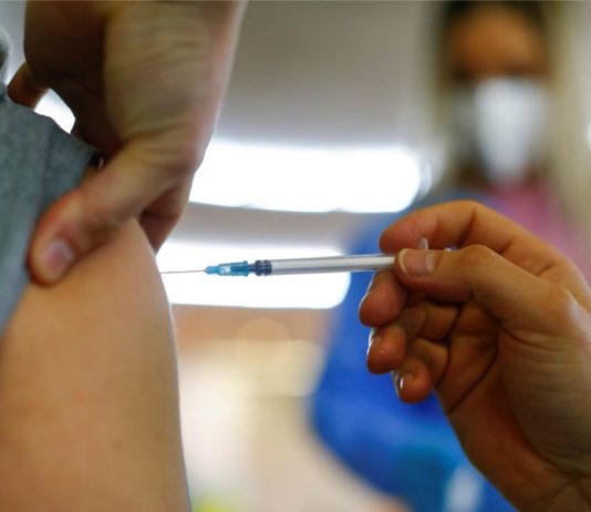 ¿Supervacunada? Mujer recibe por error 6 dosis de vacuna de Pfizer