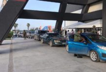 Largas filas en primer día de vacunación a personas de 50 a 59 años