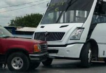 Accidente vial deja solo daños en concurrida colonia popular