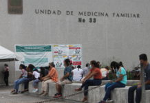 Expuestos e inseguros aglomeran usuarios en IMSS