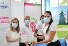 Entrega Aída Féres de Nader Certificados a Participantes en Curso de Lengua en Señas