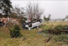 Se lleva camioneta de su hermano y la choca, volcándola sobre área verde