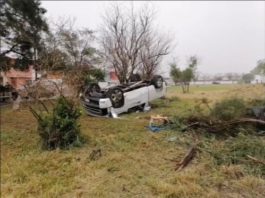 Se lleva camioneta de su hermano y la choca, volcándola sobre área verde