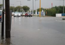 Lluvias encharcan accesos a colonias y vialidades