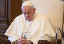 El papa ha desayunado, está sentado en un sillón y se espera hoy el resultado del TAC