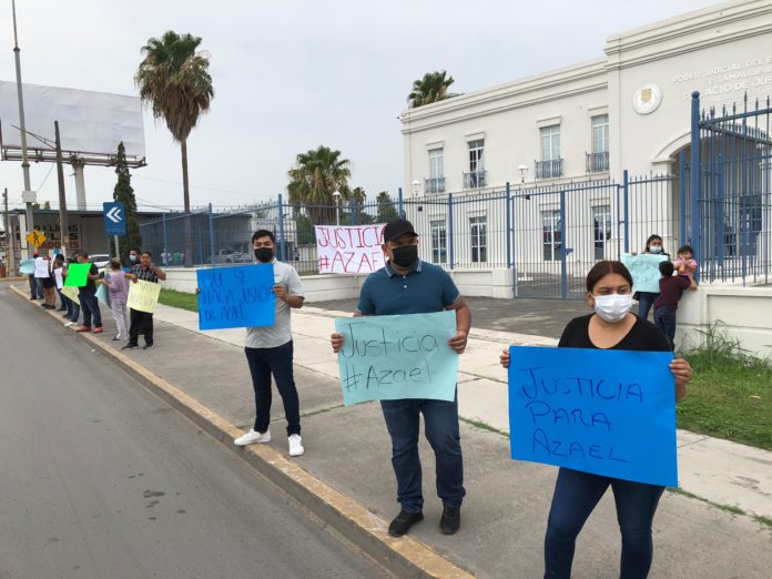 Protestan familiares de Azael fuera de Juzgados piden Justicia