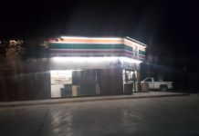 Rateros amagan a empleados de tienda para asaltarla