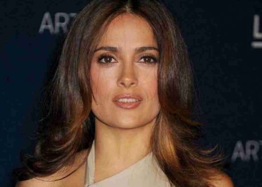 Salma Hayek come tacos en plena calle en Coatzacoalcos