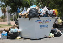 Saturan de basura contenedor en Plaza