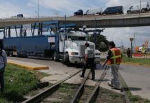 Choca “madrina” en acceso al puerto industrial