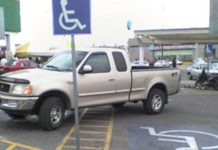 Demandan por ley; respeto al tránsito vehicular de discapacitados