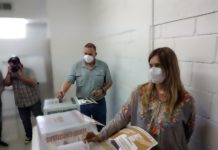 Acude Maki a emitir su voto y denuncia irregularidades