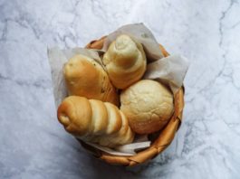 ¿Por qué siempre sirven pan gratis en los restaurantes?