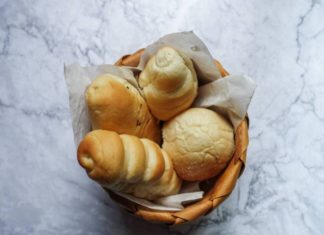 ¿Por qué siempre sirven pan gratis en los restaurantes?