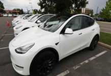Bebé de 10 meses compra actualización de 10 mil dólares para un Tesla