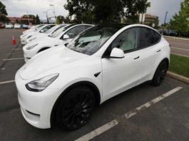 Bebé de 10 meses compra actualización de 10 mil dólares para un Tesla