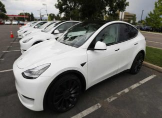 Bebé de 10 meses compra actualización de 10 mil dólares para un Tesla
