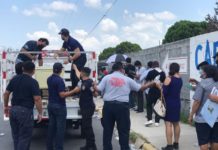 Entrega Municipio botellas de agua a jovenes que asisten a vacunarse