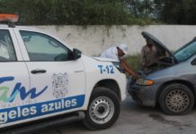 Ángeles Azules asisten a vacacionistas