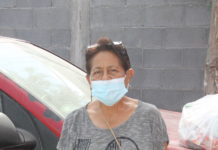 Voluntarios comparten alimento en las calles