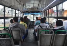 Oficial sin cubrebocas no suben al transporte