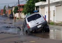 Familia con bebé de un año y medio caen en socavón causado por fuga de agua