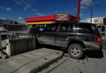 Ebrios chocan carro y derriban poste de madera