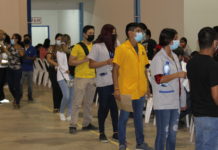 Jóvenes obreros se vacunan