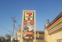 Par de rateros asaltan tienda comercial y se llevan el dinero