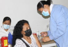 Vacunan adultos de 50 contra Covid