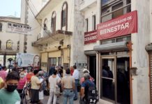 Venerables ancianos acuden a inscribirse para las pensiones y salen desesperanzados