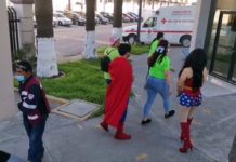 Llevan a Súper Héroes para animar a obreros que acuden a vacunarse